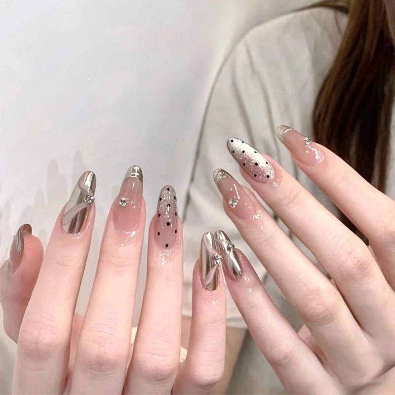 Stylisches Press-On Nagel-Set mit eleganten Glitzerakzenten Karnz