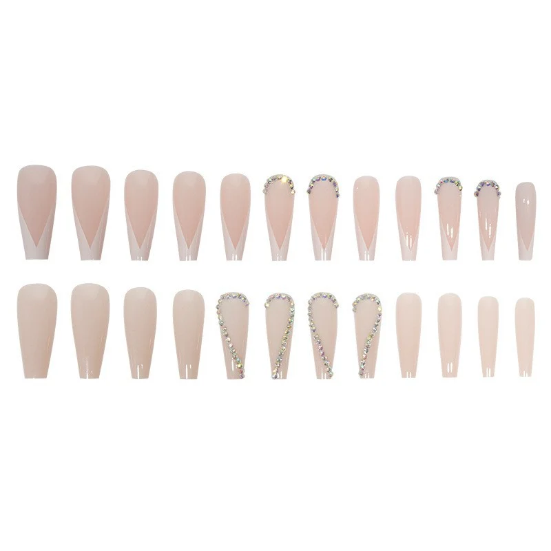 Stylisches Press-On-Nageldesign mit eleganten Strassakzenten Karnz