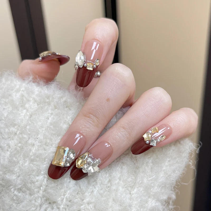 Stylisches Nagelkunst Press-On Set mit Glitter und glänzendem Finish Karnz