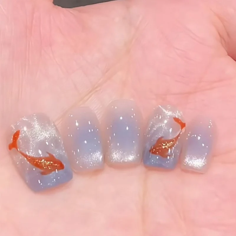 Stylisches Nagelkunst Press-On Set mit Glitter und glänzendem Finish Karnz