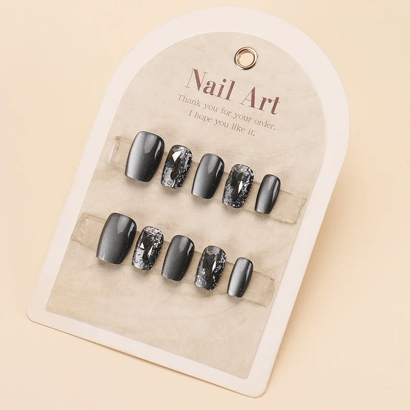 Stylisches Nagelkunst Press-On Set Karnz