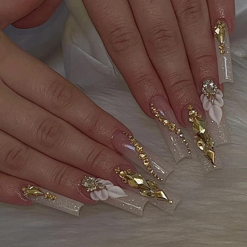 Premium Dekorative Press-On Nagelset mit floralen und Juwelenakzenten Karnz
