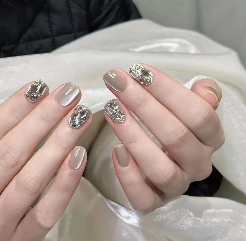 Luxus Press-On Nagelset mit Glitter-Akzenten Karnz
