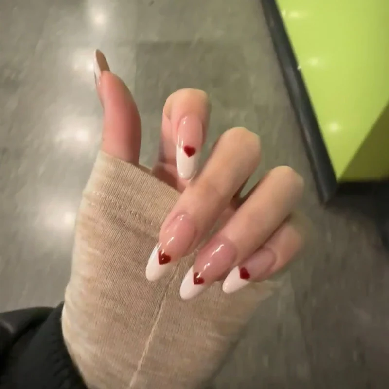 Herz-geschmücktes Press-On-Nagelset Karnz