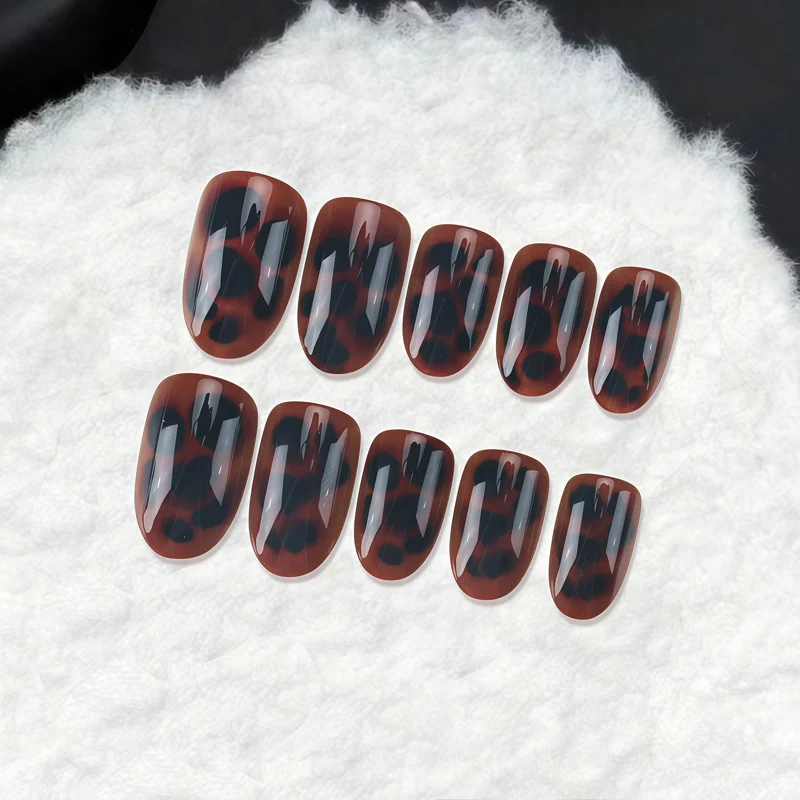 Glänzende Stiletto-Nagelspitzen mit Leopardenmuster-Design Karnz