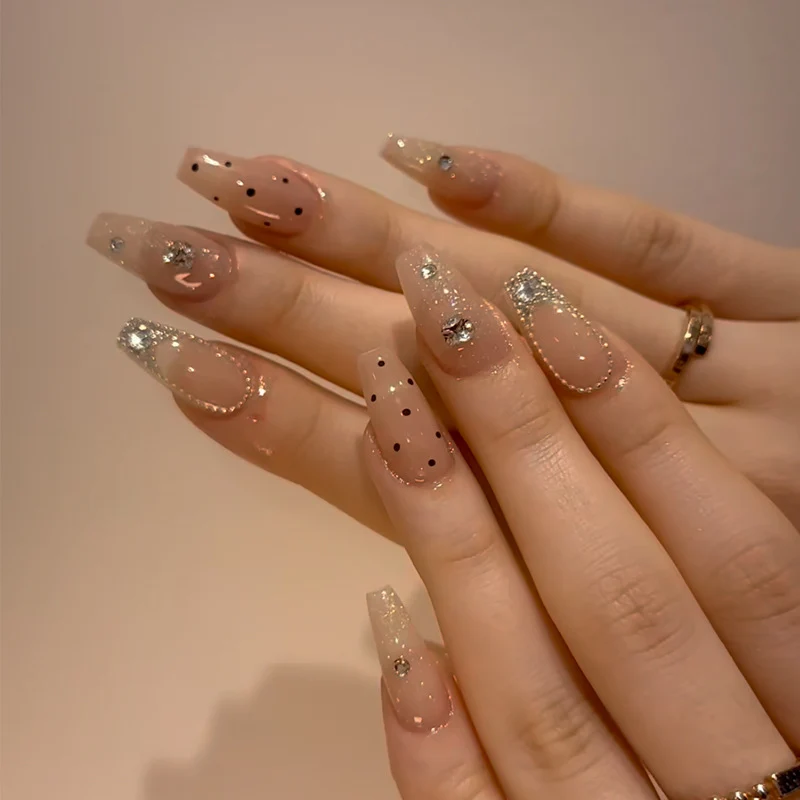 Glänzendes Nagelset Karnz