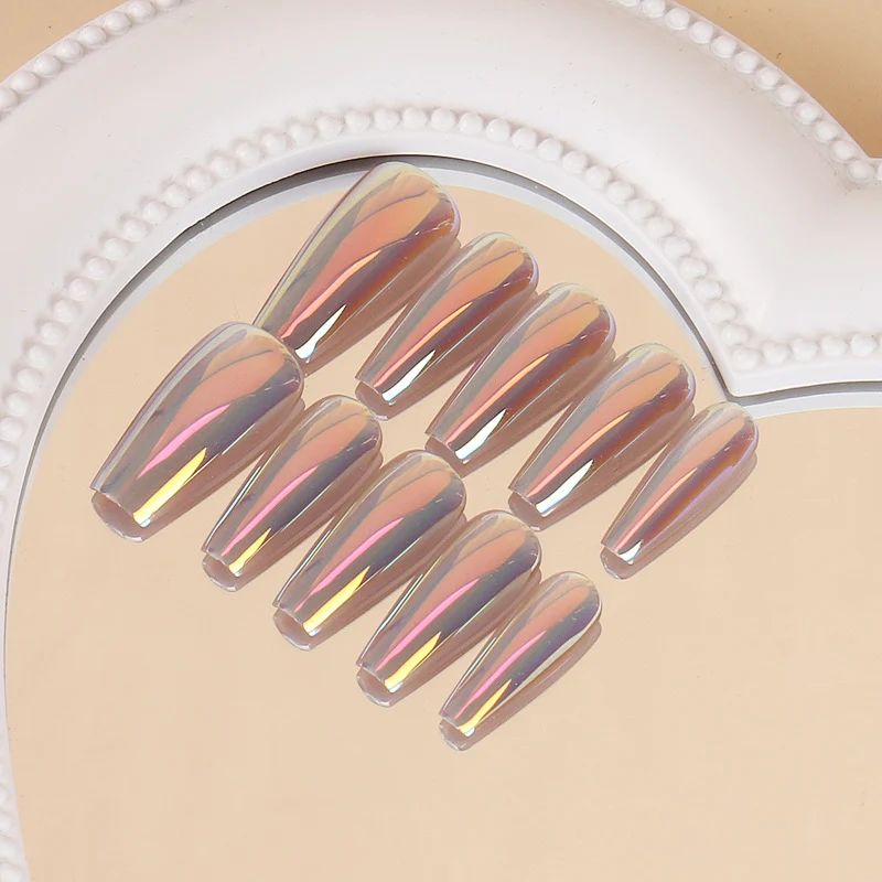 Glänzendes Nagelset Karnz