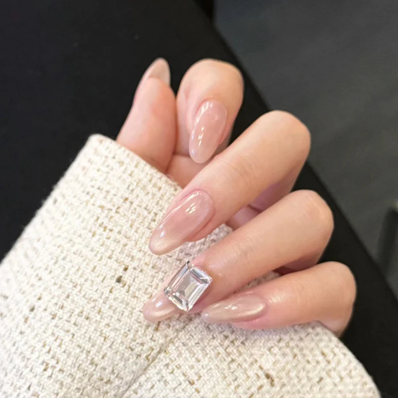 Glänzendes Nagelset Karnz