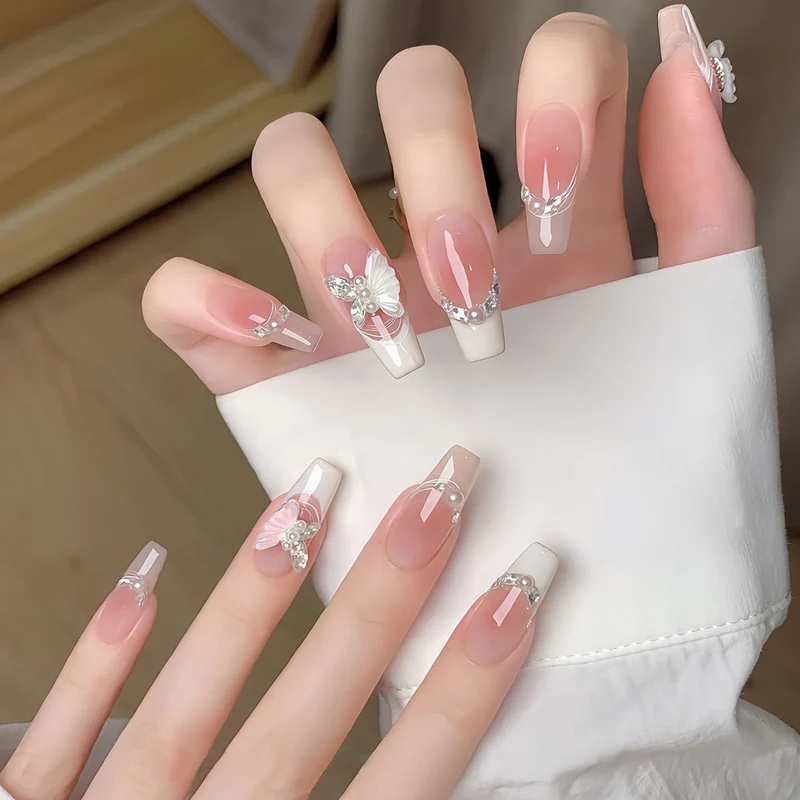 Glänzendes Nagelset Karnz