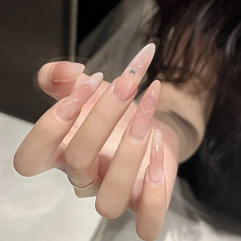Glänzendes Nagelset Karnz