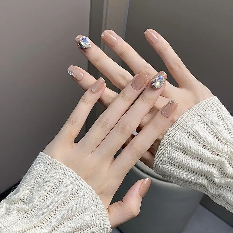 Glänzendes Nagelset Karnz