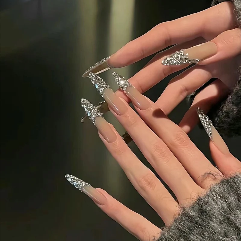Glänzendes Nagelset Karnz