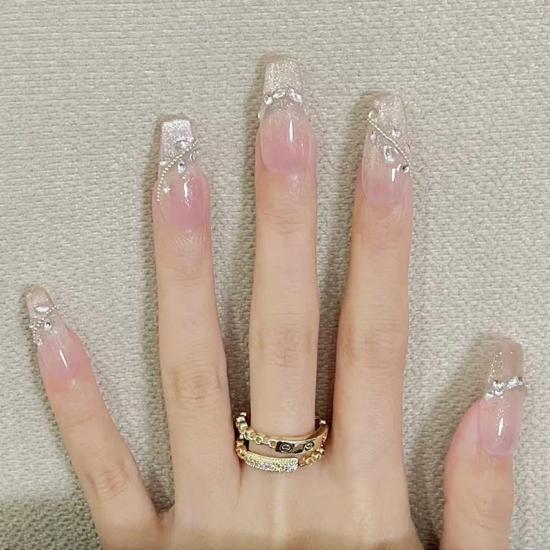 Glänzendes Nagelset Karnz
