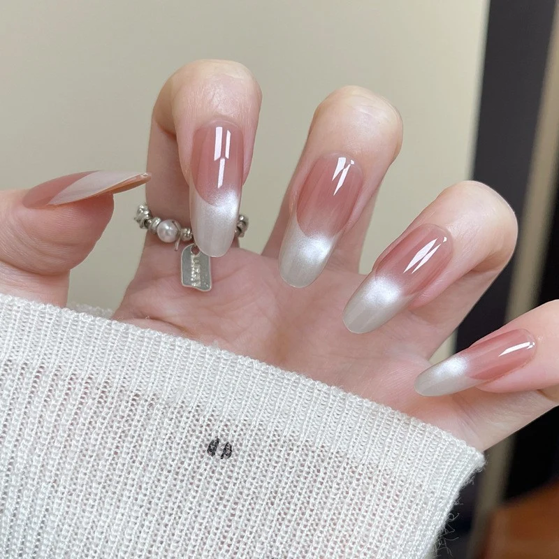 Glänzendes Nagelset Karnz