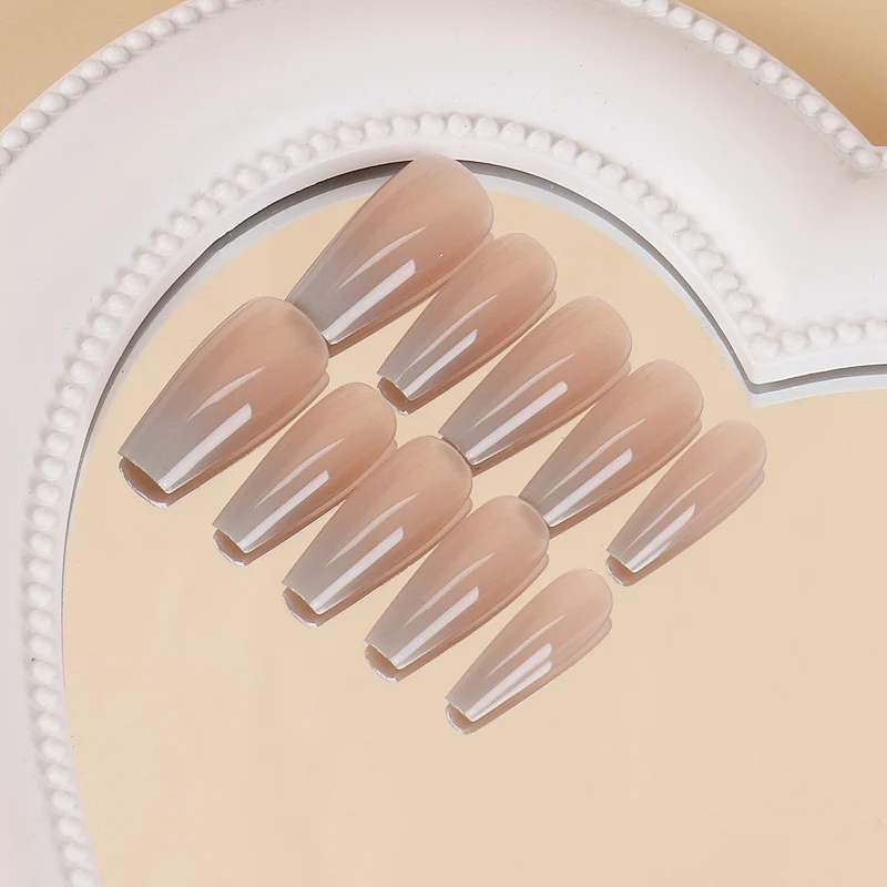 Glänzendes Nagelset Karnz