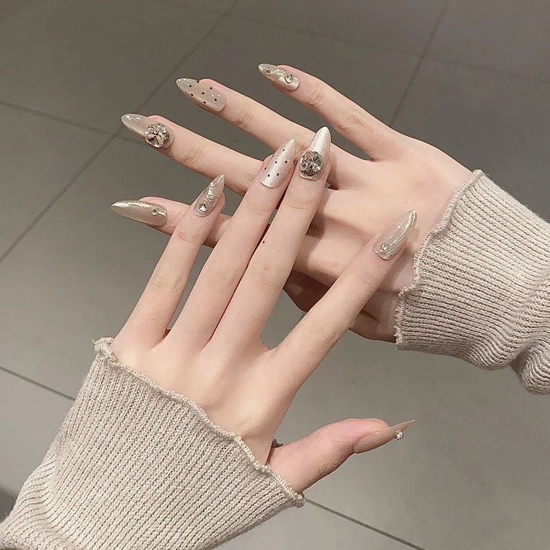 Glänzendes Nagelset Karnz