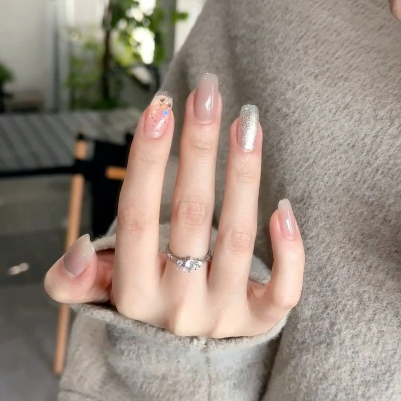 Glänzendes Nagelset Karnz