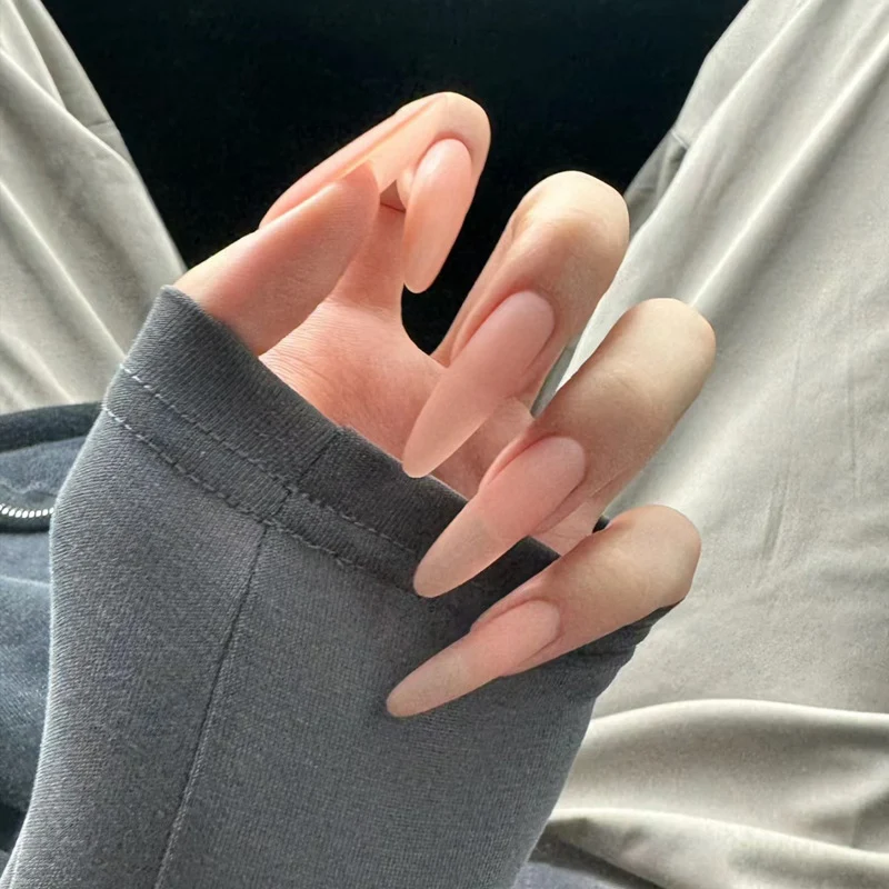Glänzendes Nagelset Karnz