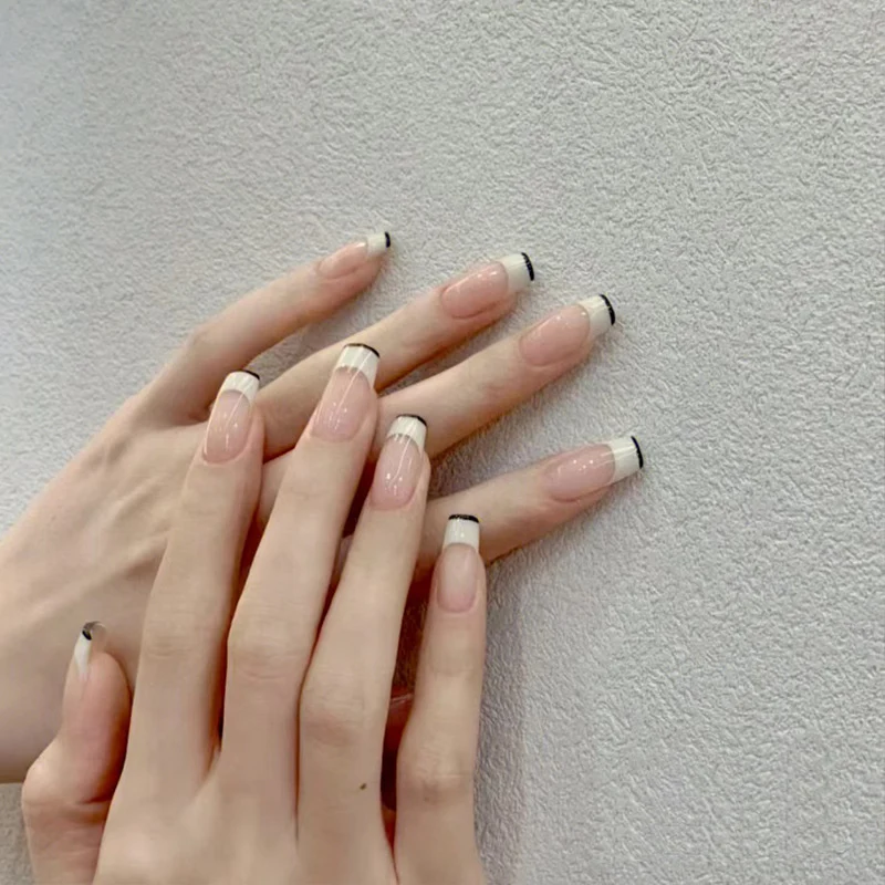 Glänzendes Nagelset Karnz