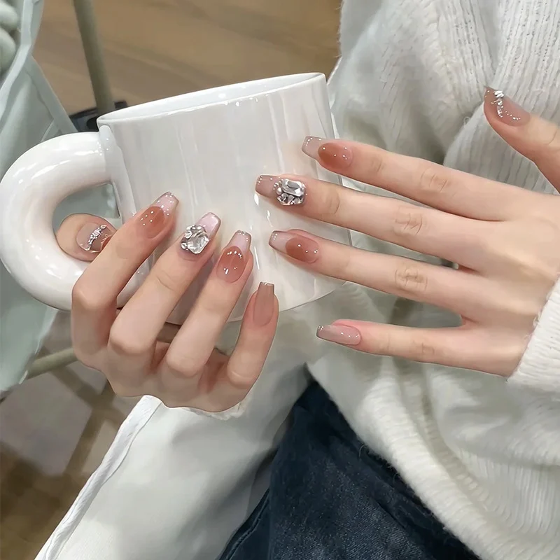 Glänzendes Nagelset Karnz