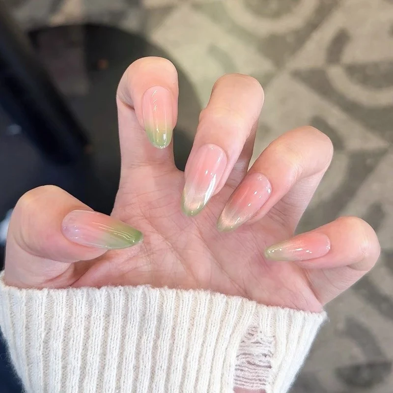 Glänzendes Nagelset Karnz
