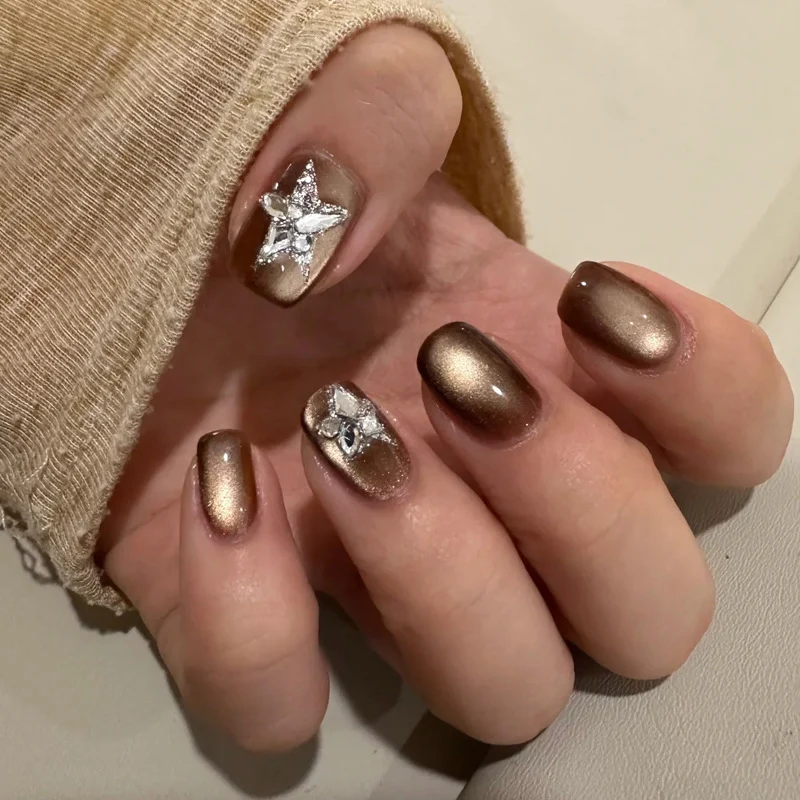 Glänzendes Nagelset Karnz