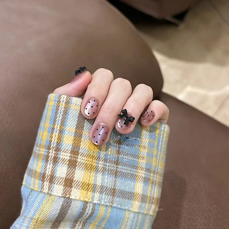 Glänzendes Nagelset Karnz