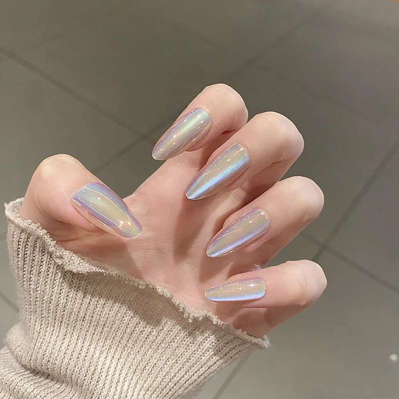 Glänzendes Nagelset Karnz