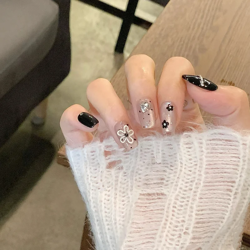 Glänzendes Nagelset Karnz