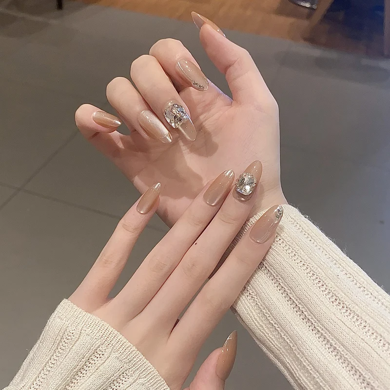 Glänzendes Nagelset Karnz
