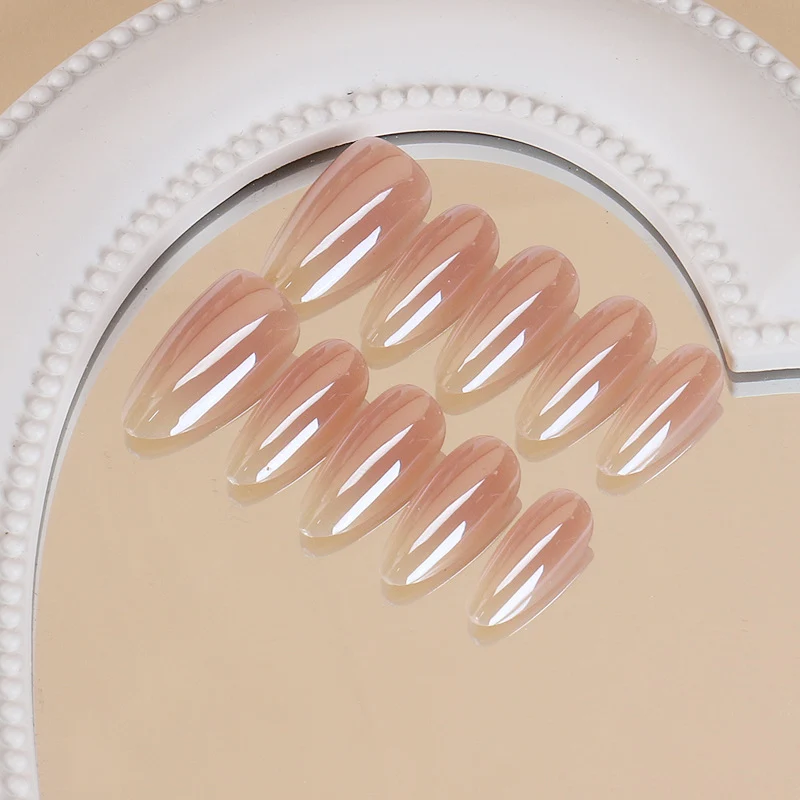 Glänzendes Nagelset Karnz