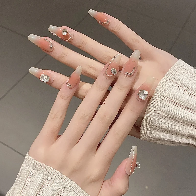 Glänzendes Nagelset Karnz