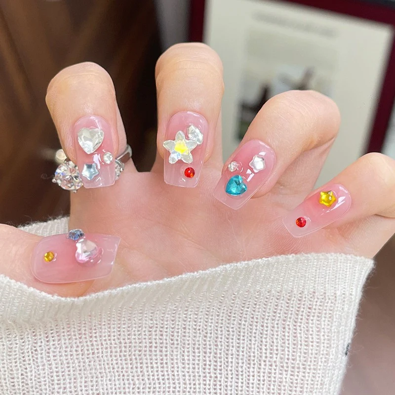Glänzendes Nagelset Karnz