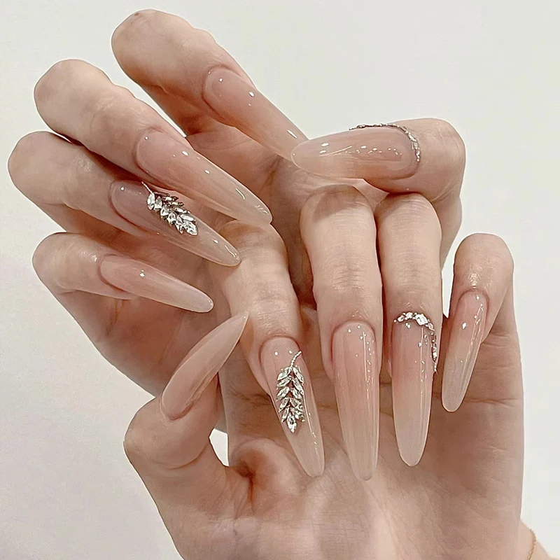 Glänzendes Nagelset Karnz