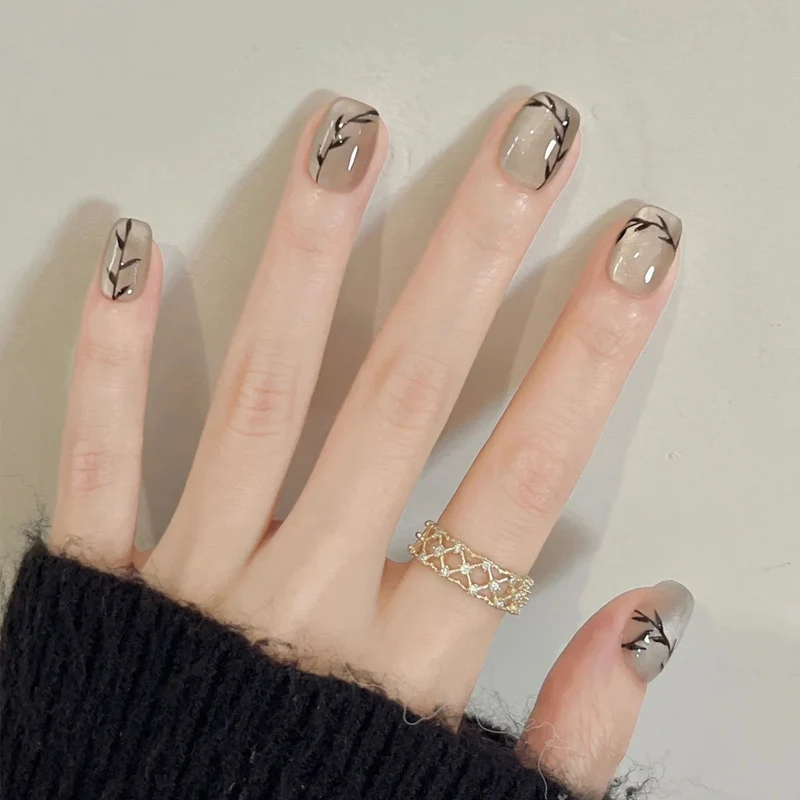 Glänzendes Nagelset Karnz