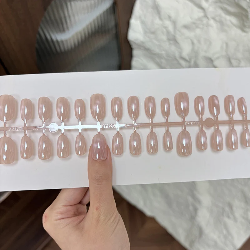 Glänzende Nagelkunst mit subtilen Streifen Karnz