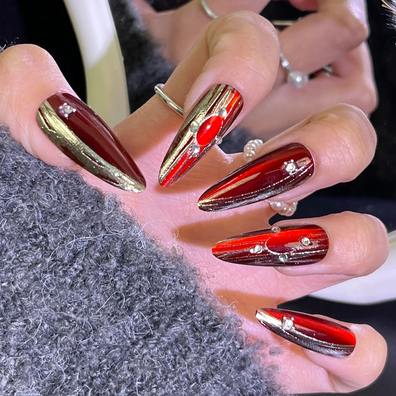 Glänzendes Nagelkunstset mit funkelnden Glitzerakzenten Karnz