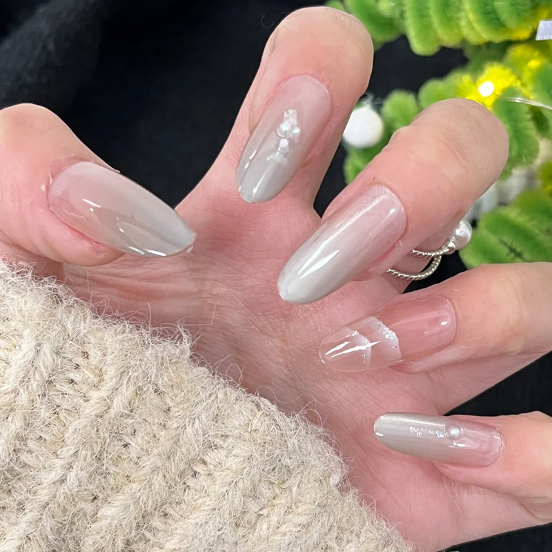 Glänzendes Nagelkunstset mit funkelnden Glitzerakzenten Karnz