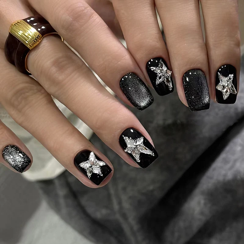 Glänzendes Nagelkunstset mit funkelnden Glitzerakzenten Karnz
