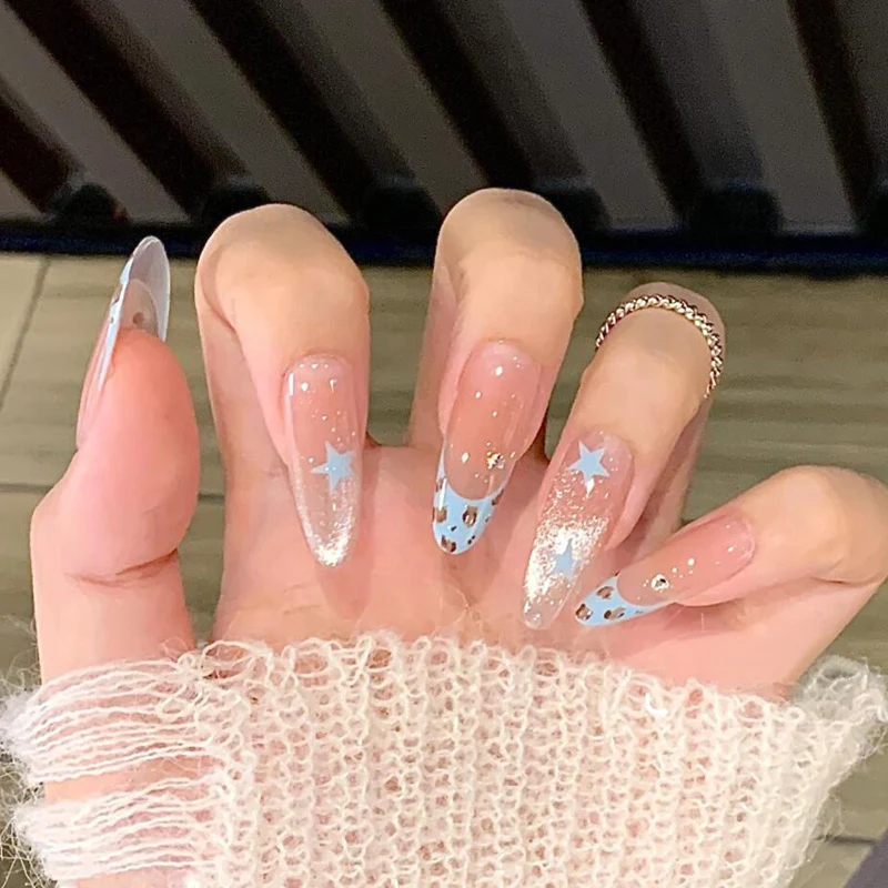 Glänzendes Nagelkunstset mit funkelnden Glitzerakzenten Karnz