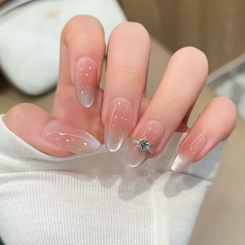 Glänzendes Nagelkunstset mit funkelnden Glitzerakzenten Karnz