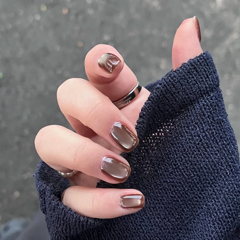 Glänzendes Nagelkunstset mit funkelnden Glitzerakzenten Karnz
