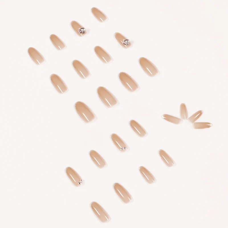 Kunstvolle Nagelkunst mit Strassverzierungen Karnz