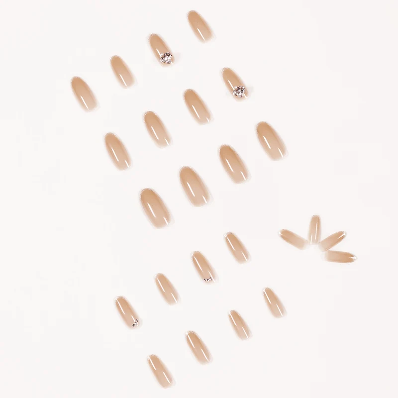 Kunstvolle Nagelkunst mit Strassverzierungen Karnz