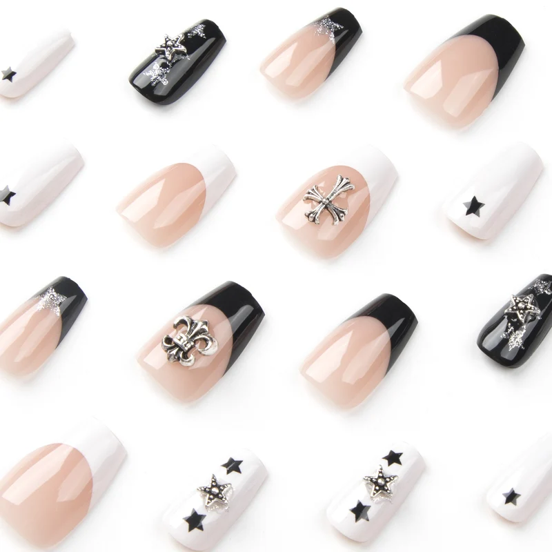 Kunstvolle Nagelkunst mit Sternenmotiven und Glitzerakzenten Karnz