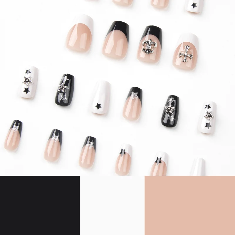 Kunstvolle Nagelkunst mit Sternenmotiven und Glitzerakzenten Karnz