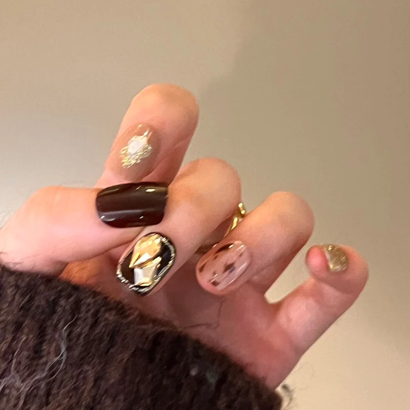 Kunstvolle Nagelkunst mit Schleifen- und Herzdesign Karnz