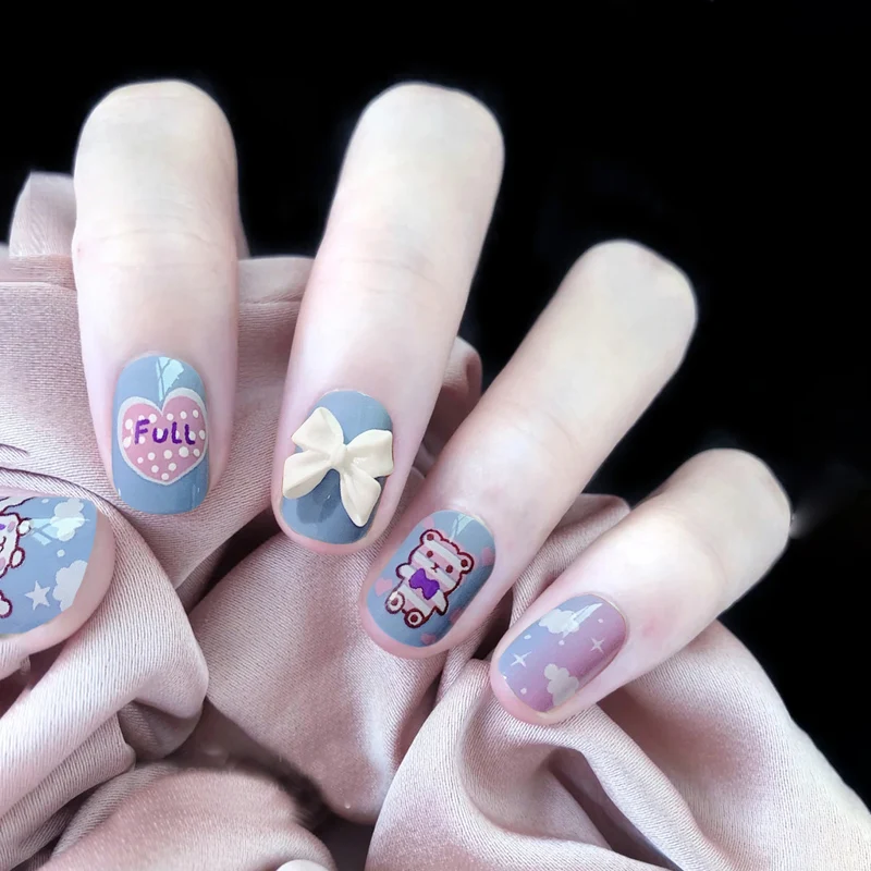 Kunstvolle Nagelkunst mit Schleifen- und Herzdesign Karnz