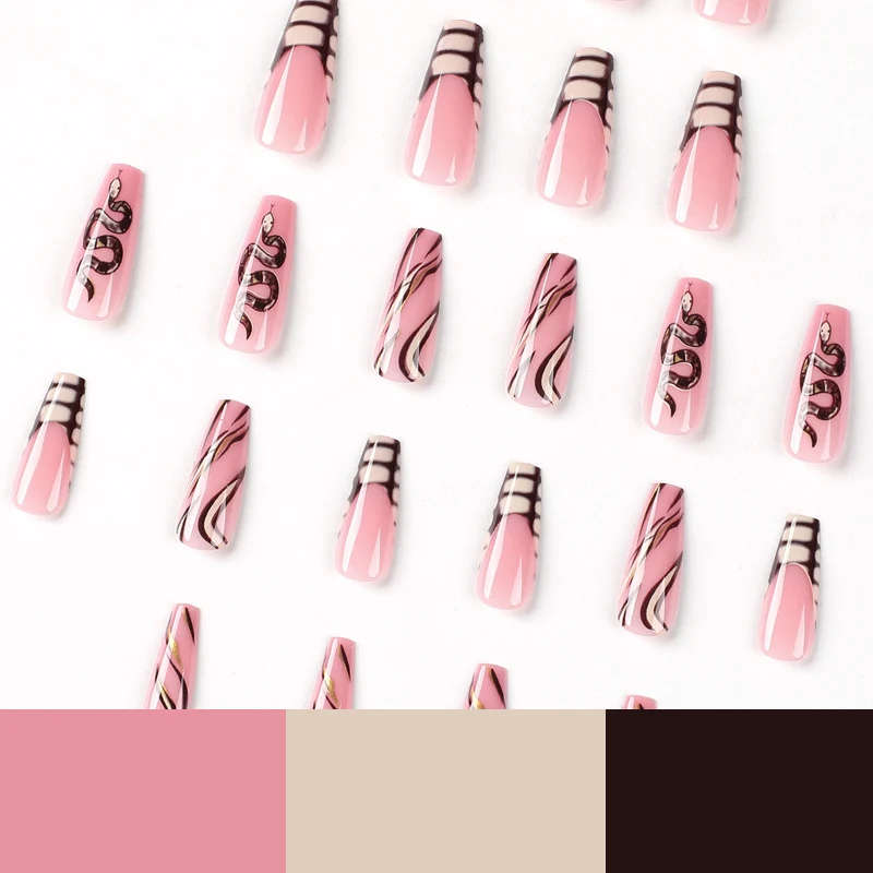 Kunstvolle Nagelkunst mit Schlangenmotiv und Metallic-Elementen Karnz