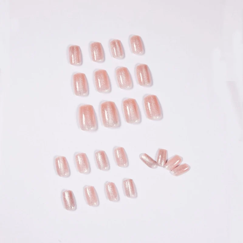 Kunstvolle Nagelkunst mit sanftem Glitzer-Effekt und elegantem Finish Karnz